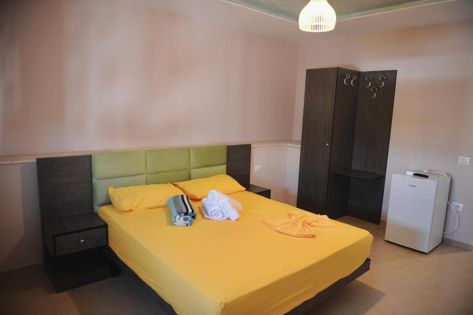 Hotel Fish Land Plazhi San Pietro Kültér fotó
